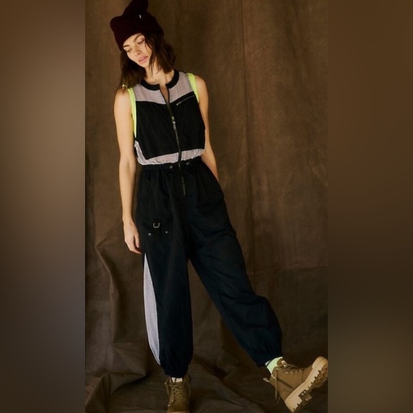 FP Movement Inhale Onesie
NWT
FP Movement by Free People. A482 - Picture 2 of 8